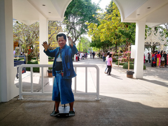 Ngôi[-]chùa[-]màu[-]trắng[-]đặc[-]biệt[-]ở[-]"xứ[-]sở[-]chùa[-]vàng"